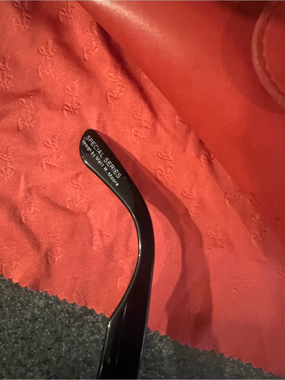 Ray-Ban Black Sunglasses Temple Arm with Red Case Cloth - Picture 3 of 4